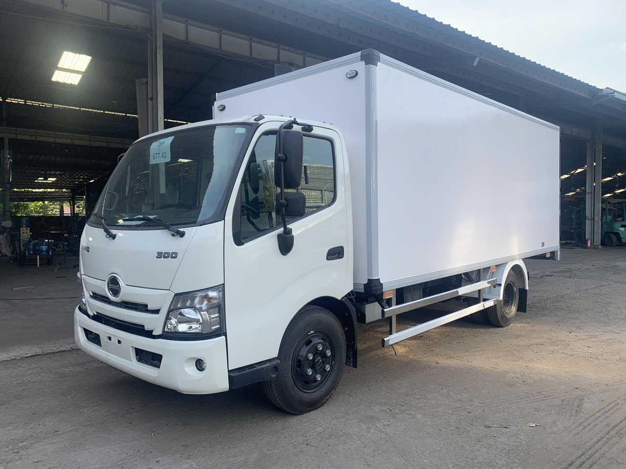 Hino 3,5 Tấn Thùng Kín XZU720L